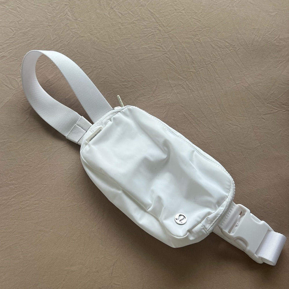 Lululemon everywhere belt bag